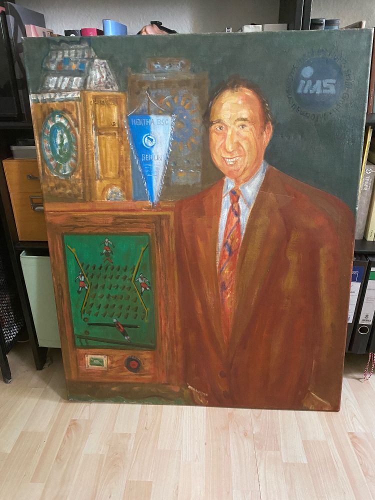 Porträt vom ehemaligen Hertha Präsidenten Heinz Warneke vor Spielautomaten.