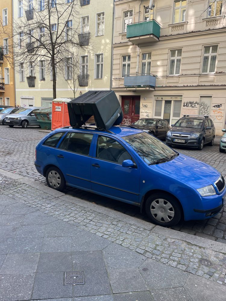 Ein auf einem Auto festgebundener Sessel