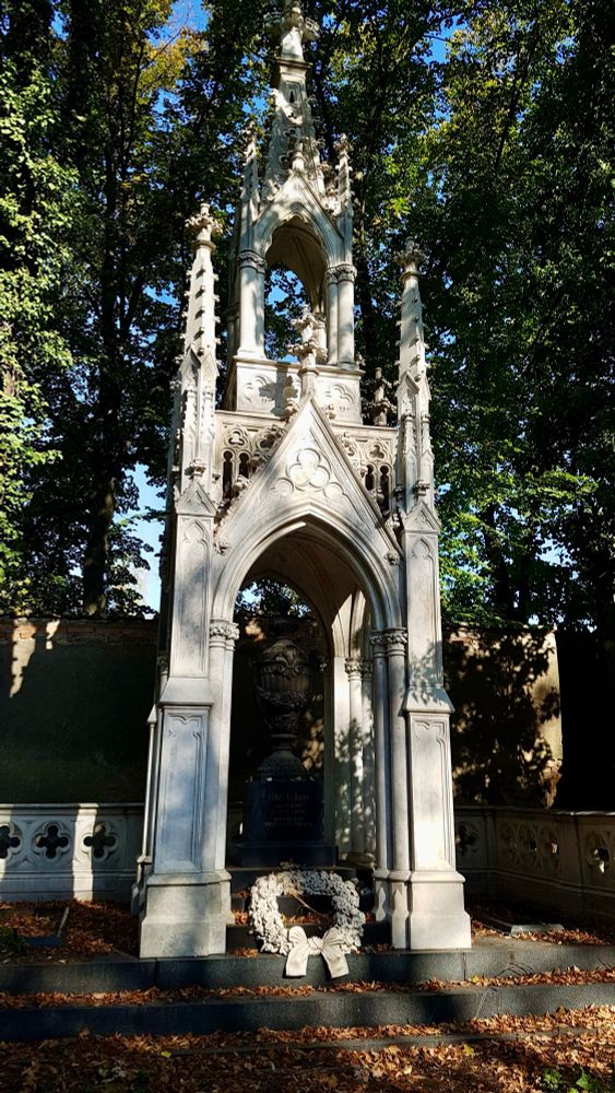 Großes Grabmal in Form eines Turms auf dem Friedhof in Prag 