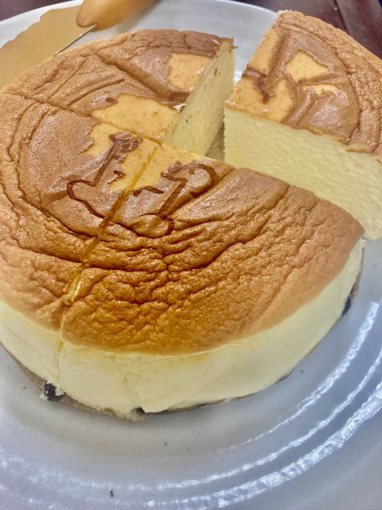 4等分にカットしたケーキ（6等分が推奨されています）