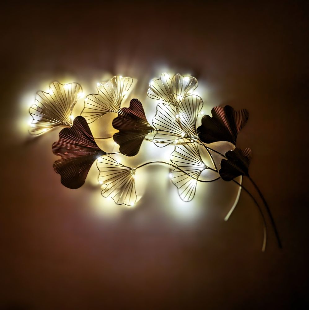 Feuilles de ginko avec guirlande