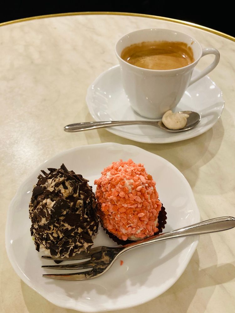 ダークチョコのメルベイユとチェリーのメルベイユ、コーヒーの写真