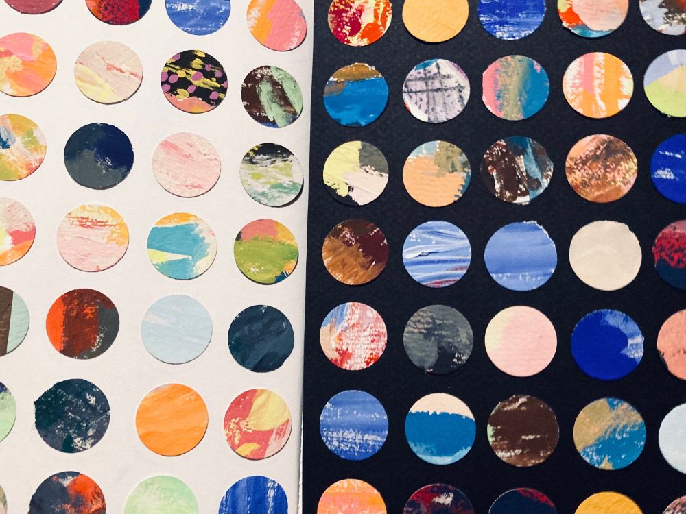 丸く切り抜きたカラフルな紙をノートに並べて貼った見開きの写真