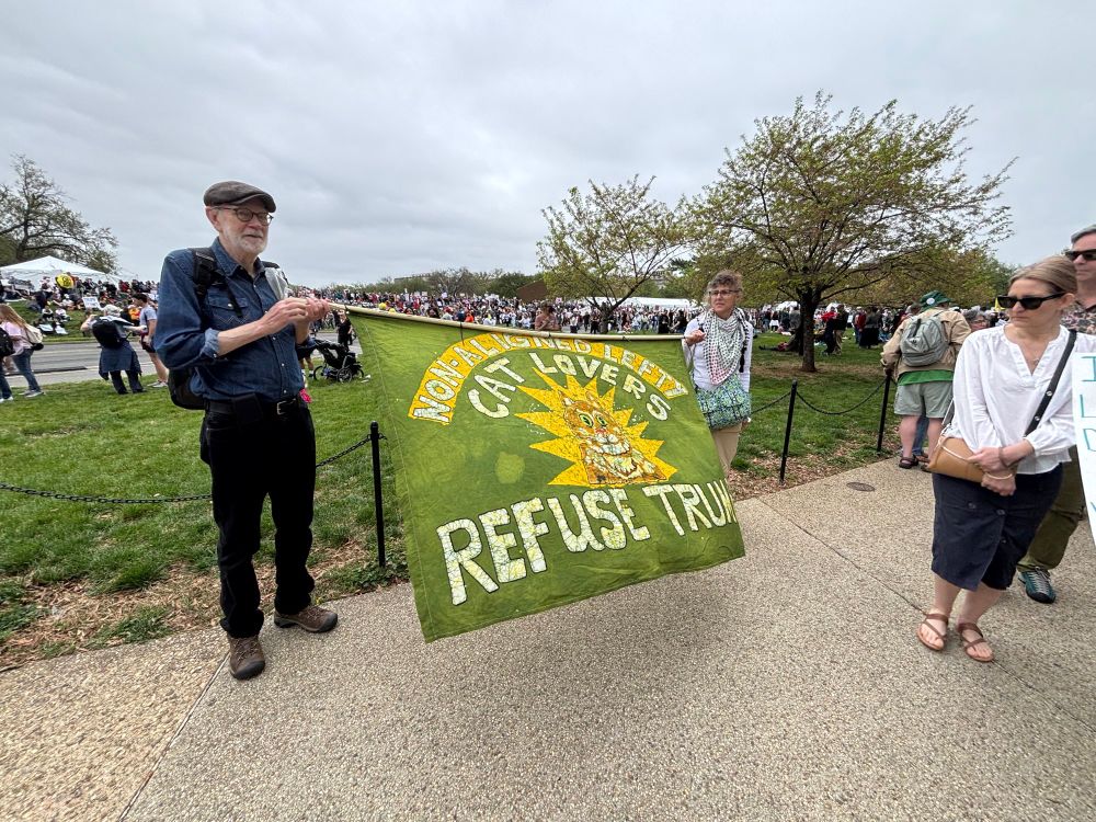Cat lovers refuse Trump sign 