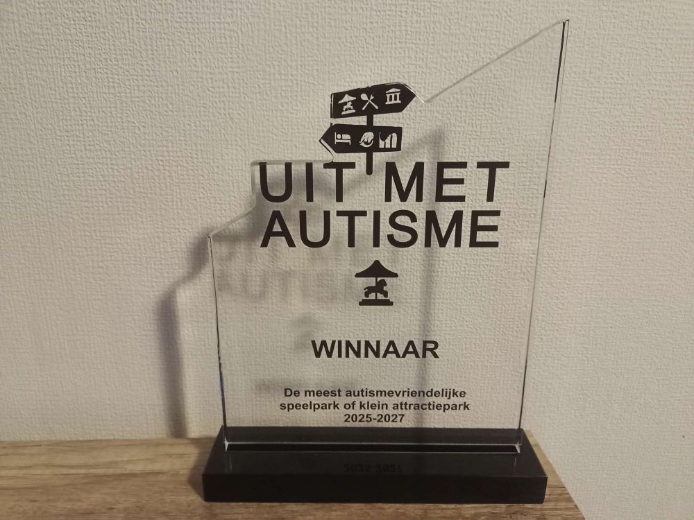 Een bokaal van glas voor de winnaar van de meest autismevriendelijke speelpark of klein attractiepark 2025-2027. De bokaal weegt 1730 gram.