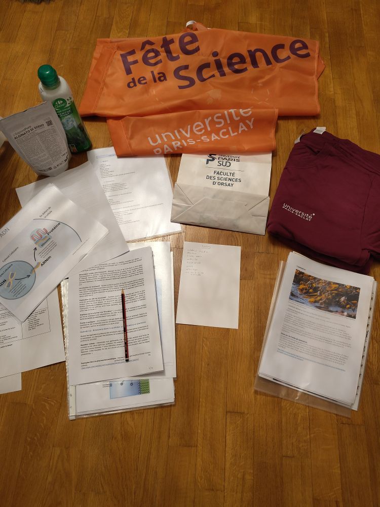 Divers objets utilisés pour préparer des ateliers scientifiques pour la Fête de la Science 