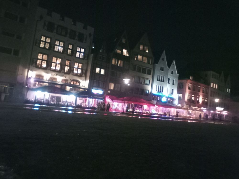 Weitere Hotels mit bunt erleuchteten Restaurants davor