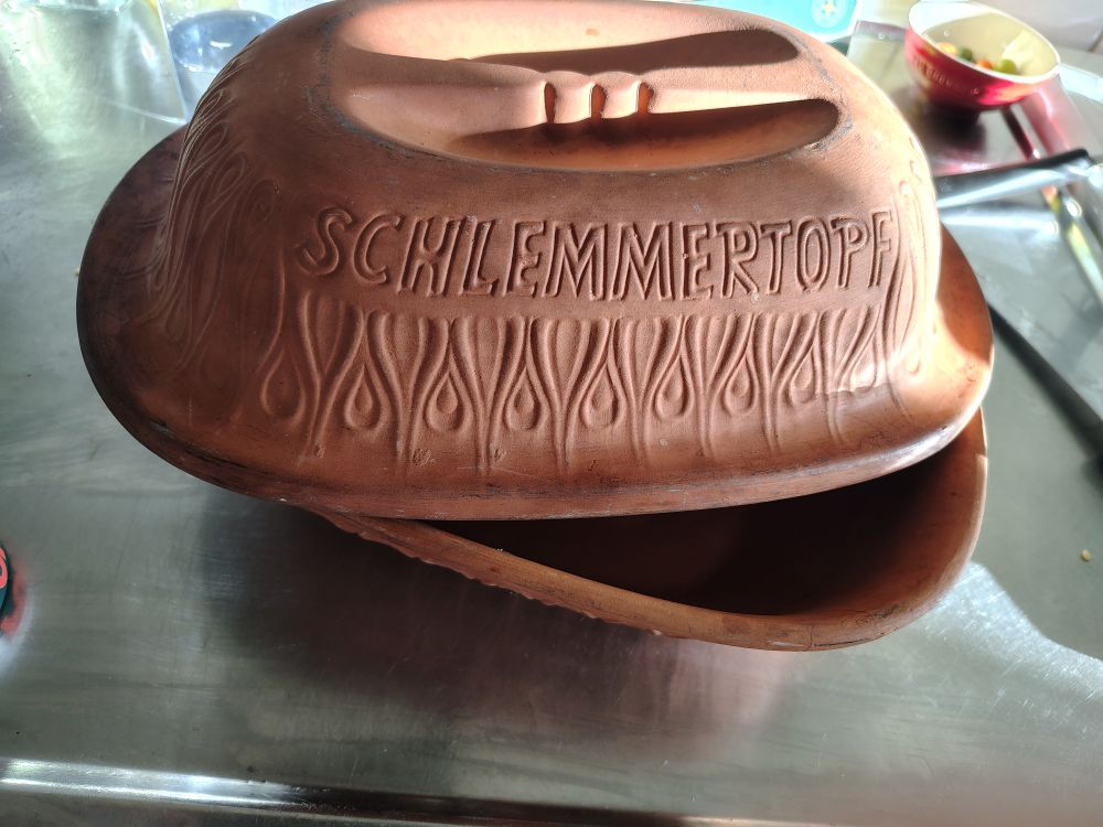 En lergryta som det står Schlemmertopf på