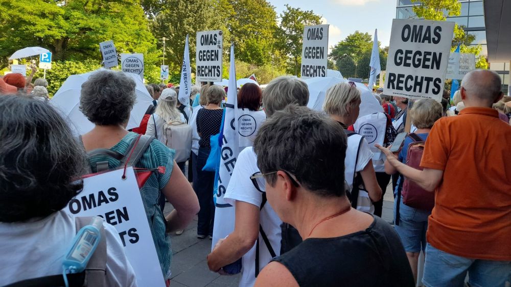 Laut, entschlossen und hartnäckig:  die Omas gegen Rechts halten beim ersten Bundeskongress in Erfurt dagegen