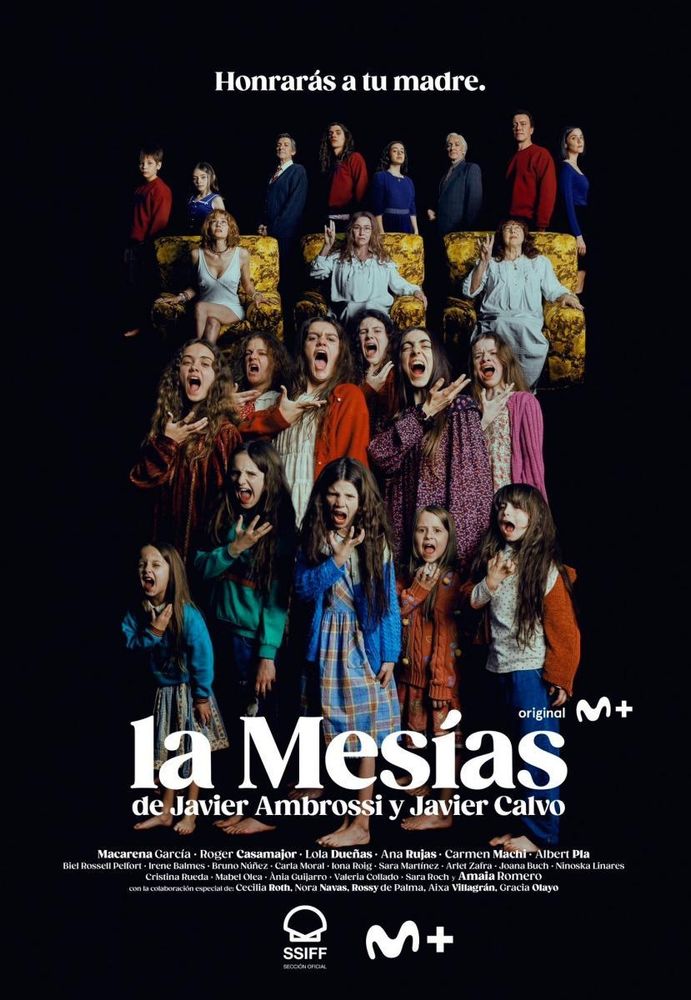 Affiche de la série La Mesias. Sur fond noir, on voit en premier plan ce qui apparaît comme des chanteuses, jeunes puis adultes. Et derrière une femme sur fauteuil jaune, et d'autres personnes debout.