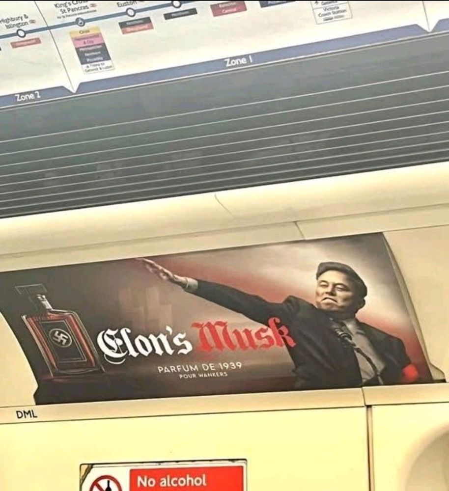 Dans le métro londonien, une affiche publicitaire montre Elon Musk en train de faire un salut Nazi, et à côté un parfum avec une crois gammée. La pub dit : Elon's Musk, un parfum de 1939.