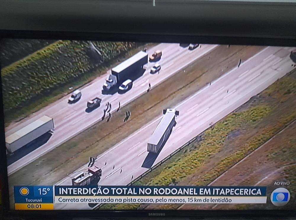 Foto da TV  
Carreta atravessada nas 4 pistas 
Legendada:
Interdição total no rodoanel em itapecerica
Carreta atravessada na pista causa pelo menos 15 km de lentidão 
