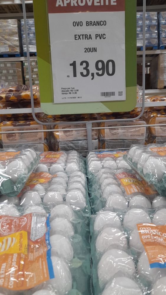 Banca de mercado cheia de cartelas de 20 ovos cada
Na placa diz:
APROVEITE
Ovo branco
Extra 20 unidades
R$ 13,90