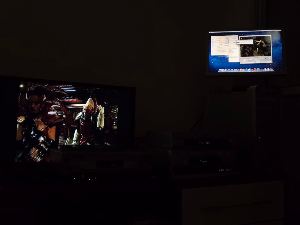 Mac Pro de 2006 com um Apple Cinema Display de 20 polegadas em cima mostrando o KONA LHi Control Panel e o AJA VTR Xchange capturando uma fita com gravação da Globo (até o momento eu só sei que é um filme dos Power Rangers). O sistema operacional é o Mac OS X Lion 10.7.5, necessário para usar o software descontinuado que grava arquivos com closed captions (a AJA ainda atualiza os drivers e software da KONA LHi, mas o software atual não converte a linha 21 para legendas no arquivo).

O videocassete que está com a fita é o Panasonic NV-FJ635, que não tem o vídeo mais limpo, mas tem o vídeo mais nítido em todos os modos entre os modelos que eu tenho (que não são S-VHS, óbvio). O áudio linear é uma bela bosta, mas dá pro gasto.

Normalmente eu teria uma TV de tubo para ver as fitas, mas a minha TV da Sony está com defeito e eu ainda não encontrei uma alma querendo vender um modelo decente e funcional na OLX (ou alguém que ainda conserta uma TV de tubo nas proximidades; uma Sony Trinitron de 29 polegadas não é exatamente um peso-pena). No lugar, coloquei uma TV LCD (painel IPS com um LED fajuto de backlight) da LG que comprei em 2013 e hoje é praticamente insubstituível por ter resolução 1920x1080 (eu só encontro TV nova de 32 polegadas com resolução 1280x720 ou algo ao redor disso).

As três luzes verdes com uma laranja são de um condicionador de rede Savage CDR1500S, tão velho que usa o padrão antigo de tomadas. A família usava para o home theater (saudades).