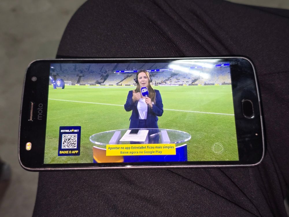 Moto Z2 Play com snap de TV sintonizado na Record (TV Vitória). Eu queria ver o pronunciamento, mas não quero gastar horrores de franquia com streaming de vídeo.