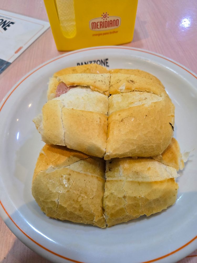 Um prato com três mistos quentes. Eu não tomei café da manhã nem almocei hoje.