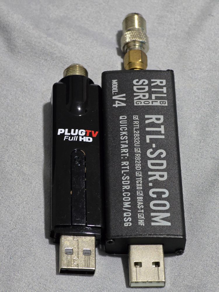 Sintonizador de TV digital ISDB-T USB STi PlugTV Full HD e RTL-SDR (software defined radio) modelo V4. Eu costumo levar essa dupla dinâmica em todas as viagens que eu faço.