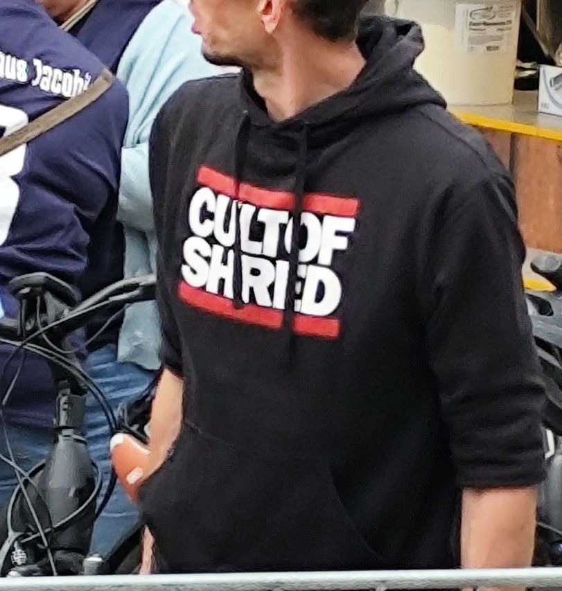 Schwarzes T-Shirt mit dem Aufdruck "Cult of Shred"