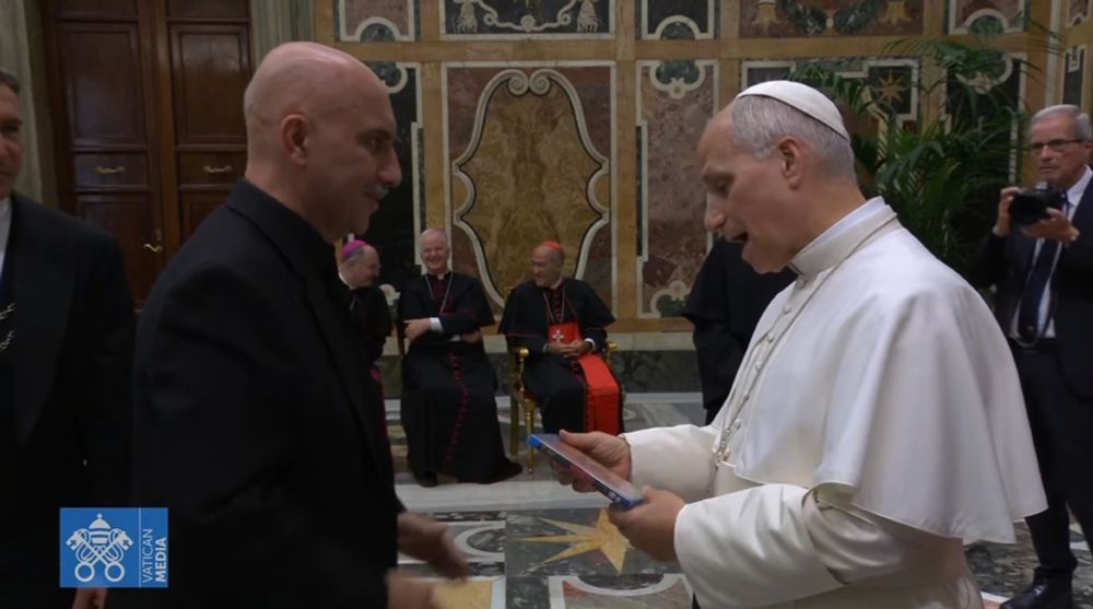 Image issue de Vatican News. On y voit Gaspar Noé, habillé en noir, devant le pape Léon XIV, en blanc, tenant en main le Blu ray de Vortex.