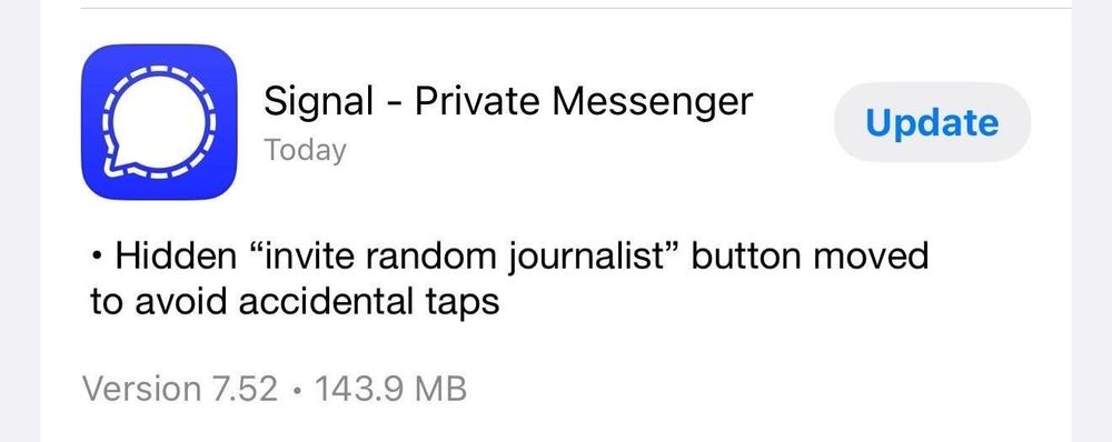 Ein Screenshot, der die Beschreibung der Signal-App im AppStore zeigt. Das neueste Update hat nun den Button entfernt, mit dem aus Versehen Journalisten einer Gruppe hinzugefügt werden konnten. Ironie können sie bei Signal.