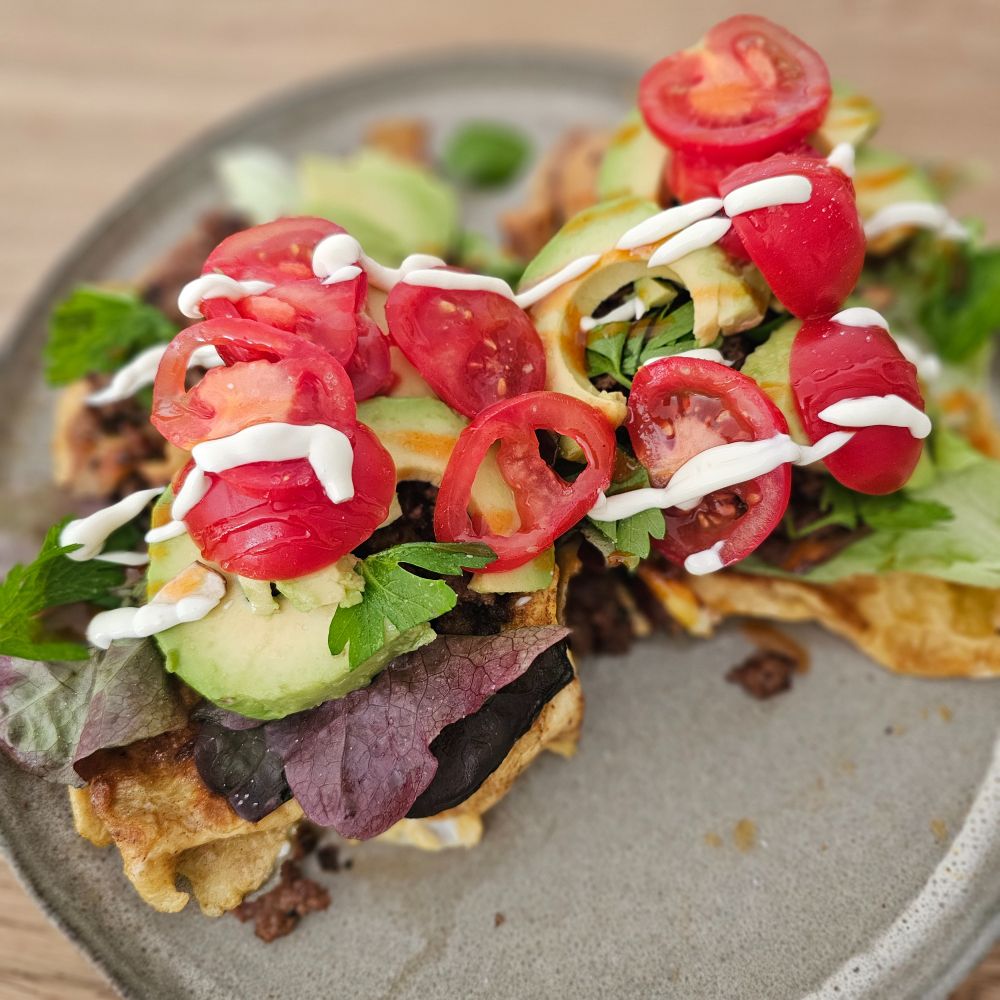 2 stullen mit allerlei toppings und Tomaten 