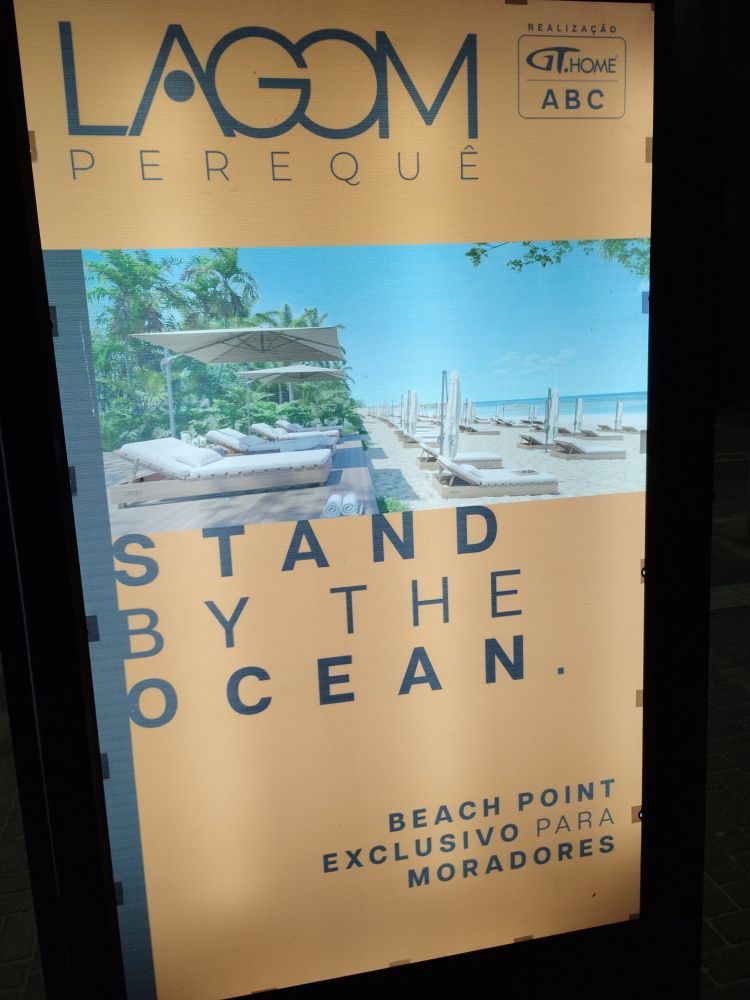 Anuncio de apartamento a venda Lagon pereque "stand by the ocean" "Beach point exclusivo para moradores"
Anuncio em cor laranja, com foto de praia