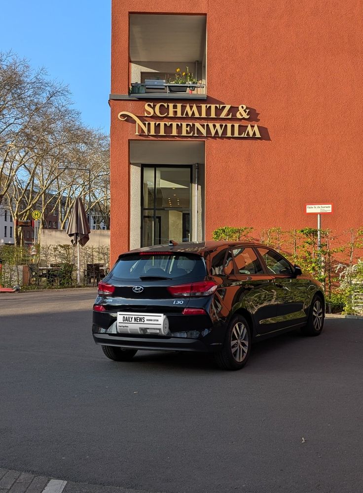 Auto parkt direkt vor Schild Feuerwehr
fläche.