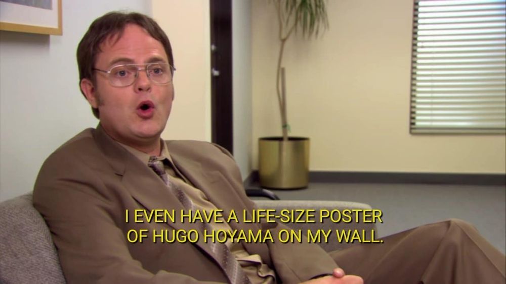 Dwight personagem de The Office sentado em um sofá dizendo que possui um pôr em tamanho real do Hugo Hoyama em sua parede.