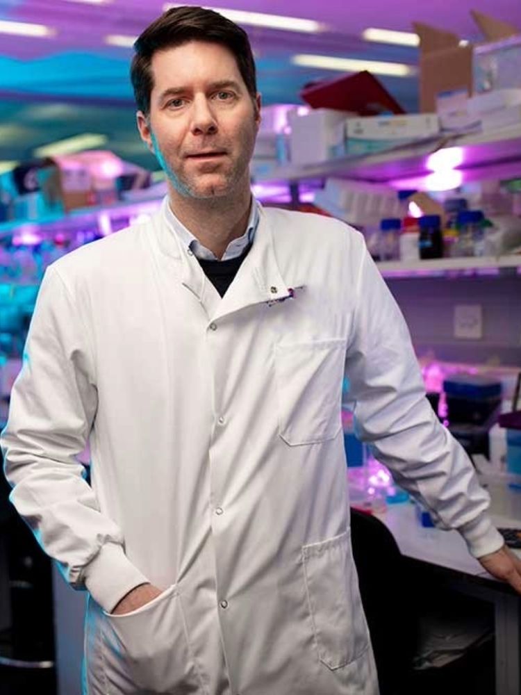 Steve Pollard in the lab