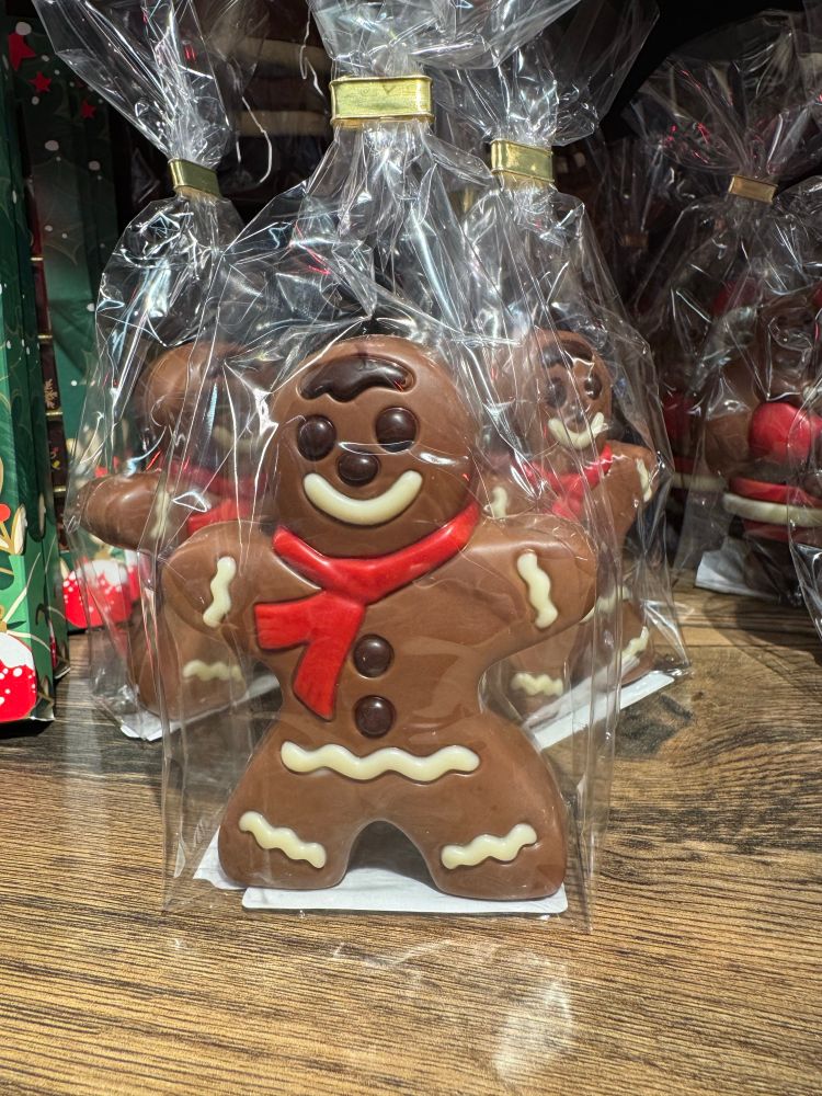 Ein Lebkuchenmännchen aus Schokolade, in transparente Folie eingepackt 