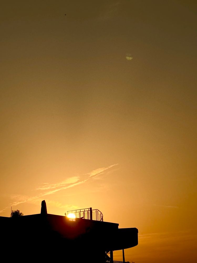 Sonnenaufgang über einem Haus 