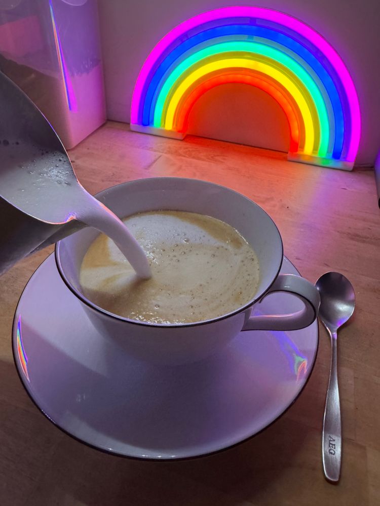 Eine Tasse Kaffee wird befüllt 