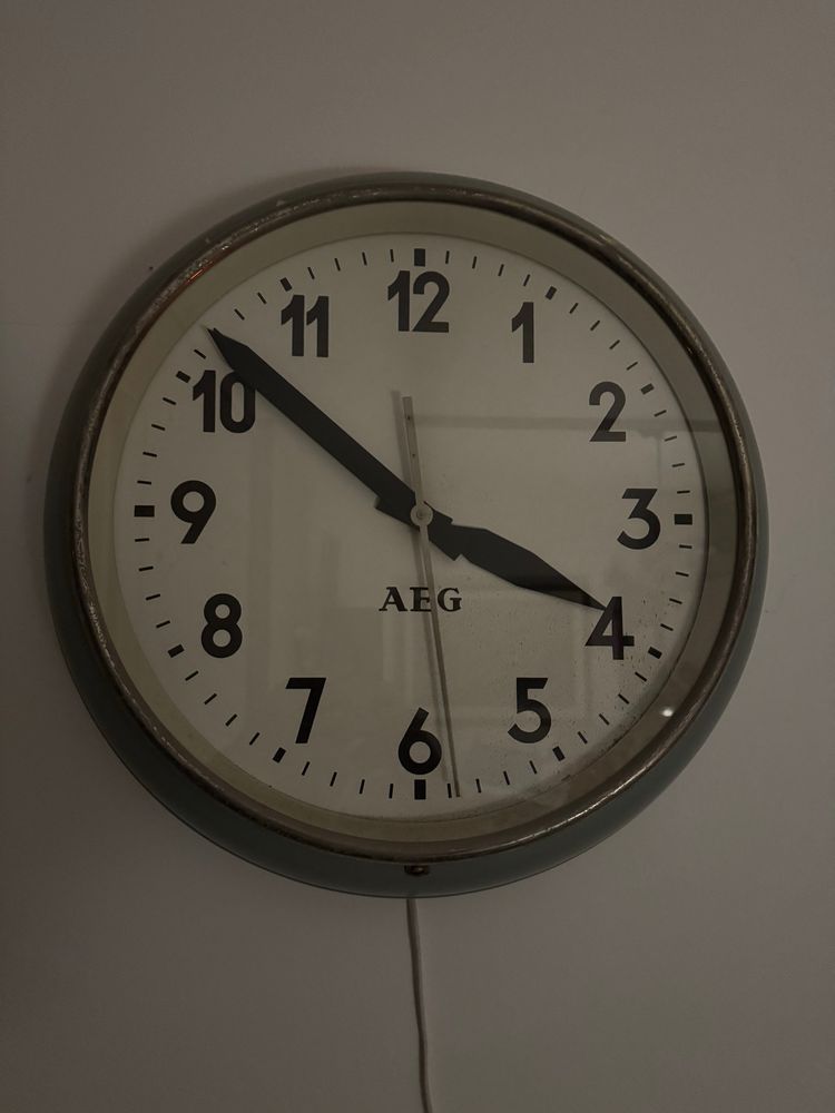 Eine Wanduhr 