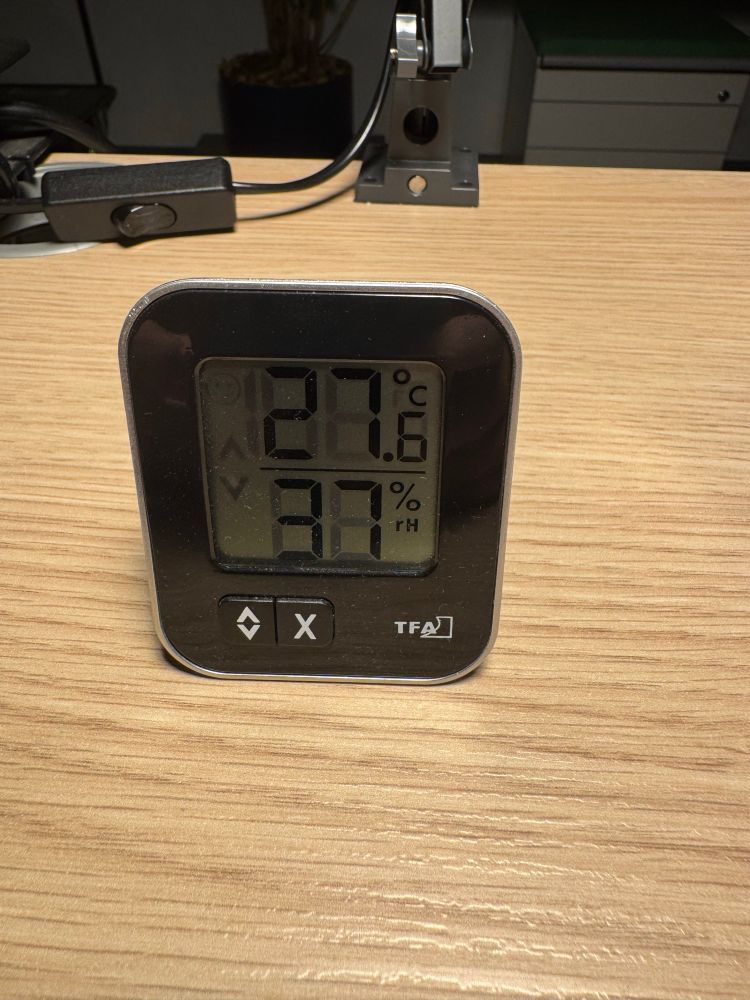 Ein Thermometer auf einem Tisch 