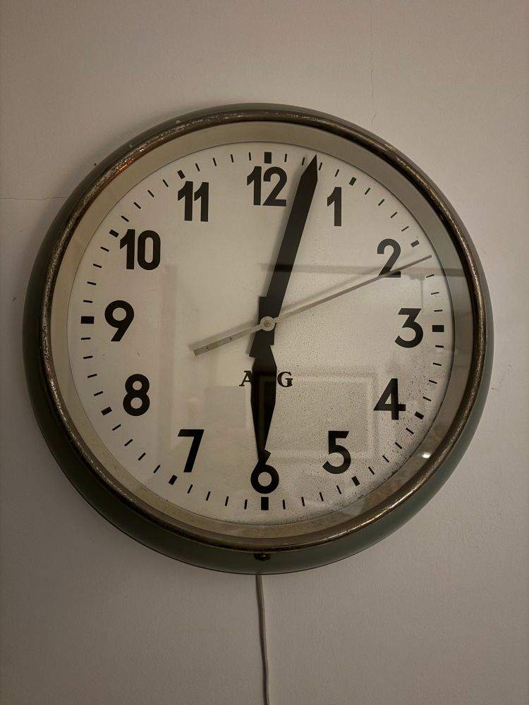 Eine Wanduhr 