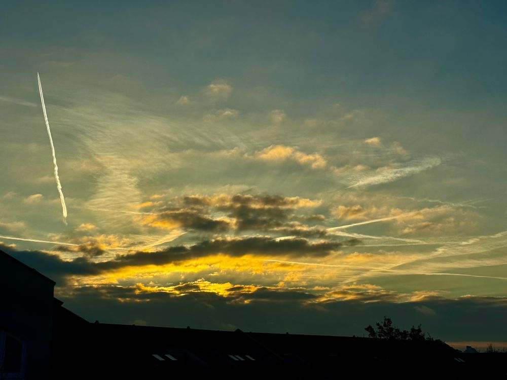 Blick in den Morgenhimmel zur aufgehenden Sonne 