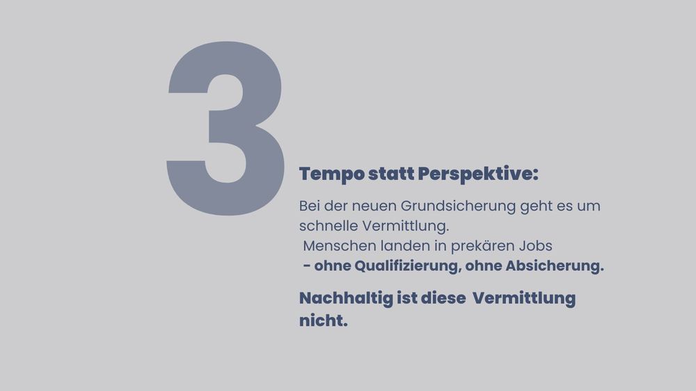 Dritte Kachel der Serie mit großer „3“ im Hintergrund. Überschrift: „Tempo statt Perspektive“. Kritik an der schnellen Vermittlung in prekäre Jobs ohne Qualifizierung und Absicherung. Abschließender Satz: „Nachhaltig ist diese Vermittlung nicht.“