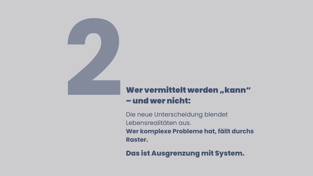 Zweite Kachel der Serie mit großer „2“ im Hintergrund. Überschrift: „Wer vermittelt werden 'kann' – und wer nicht“. Kritik an der neuen Unterscheidung, die Lebensrealitäten ausblendet und Menschen mit komplexen Problemen systematisch ausschließt.