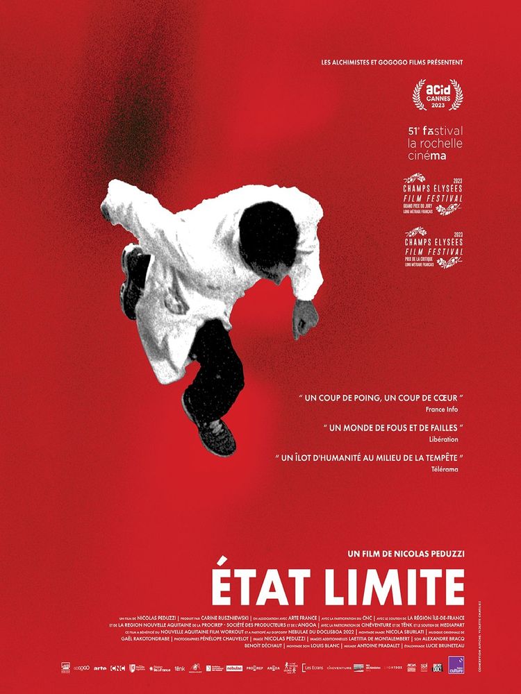 Affdu film État limite où l'on voit un soignant en blouse blanche courir sur fond rouge.