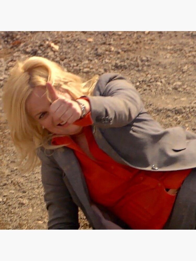 personagem Leslie knope, da série parks e recreation, fazendo um joinha depois de cair no buraco. 