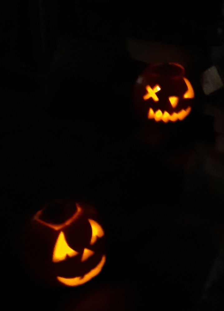 Im dunklen fliegende kürbisse