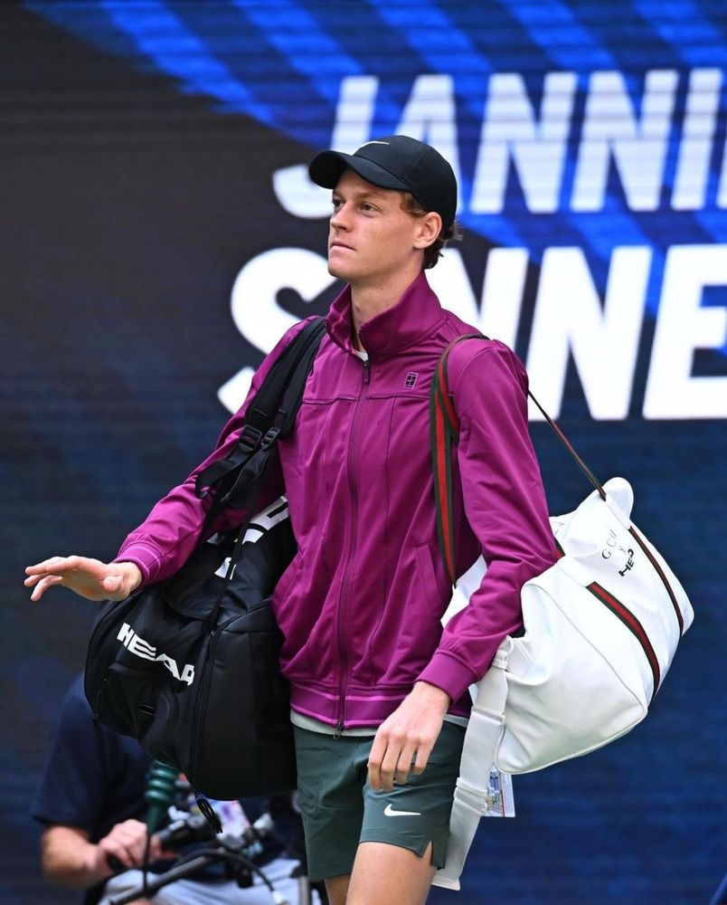 Jannik Sinner entrando no Arthur Ashe Stadium durante o US Open 2024.