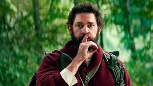 É unha imaxe de John Krasinski facendo o xesto de pedir silencio, na película "A quiet place", onde houbo unha invasión extraterrestre, na que os alieníxenas guíanse  polo ruído.