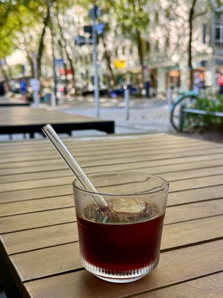 Coldbrew im Glas, auf einem Tisch draußen 