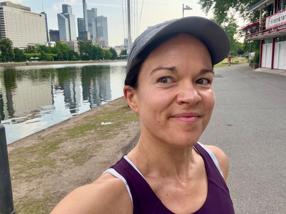 Selfie laufend, Skyline im Hintergrund 