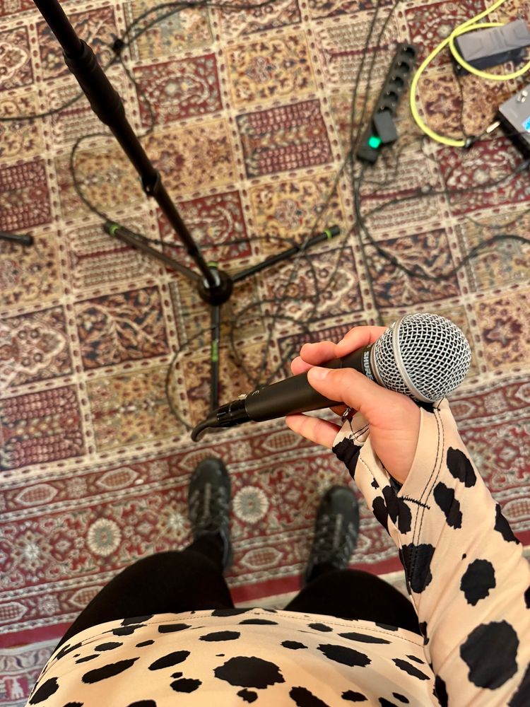 POV ich im Proberaum mit Mikro in der Hand 