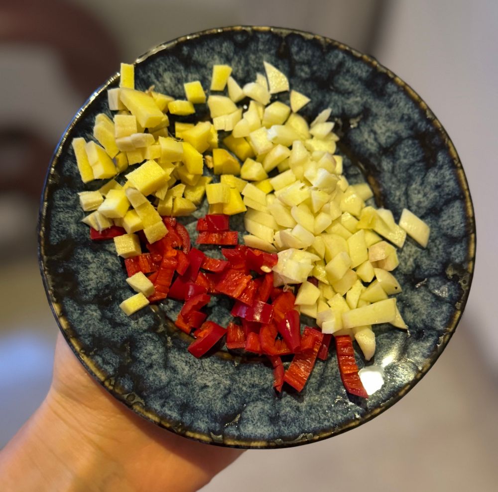 Teller mit Ingwer, Knoblauch, Peperoni (kleingeschnitten)