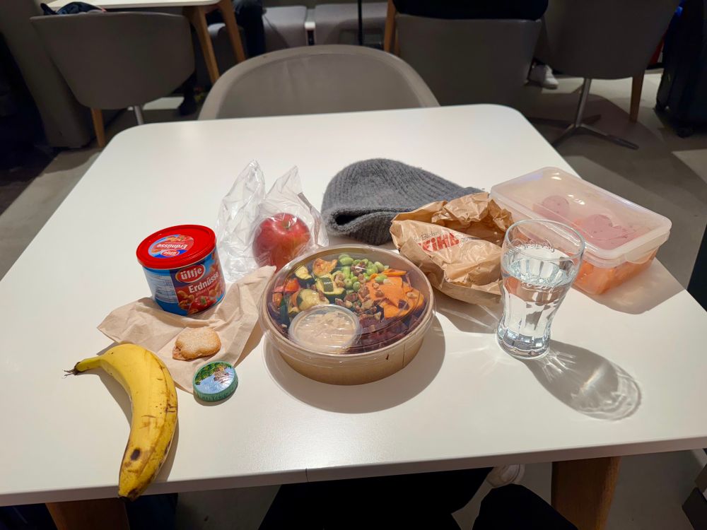 Salat, Obst, Nüsse, Kekse, Backwaren, Wasser