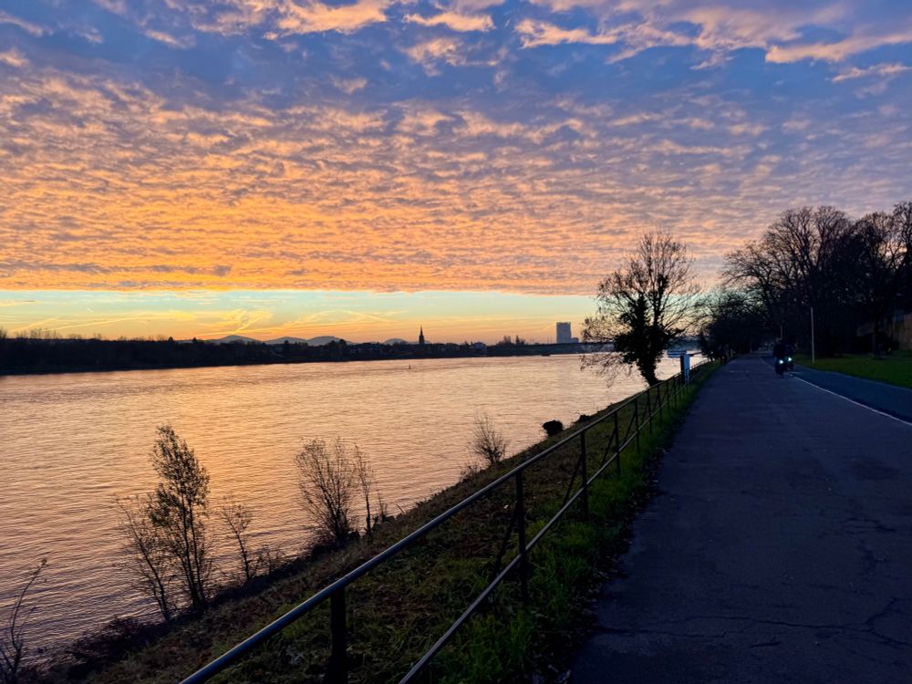 Rheinpromenade mit dramatischem Himmel