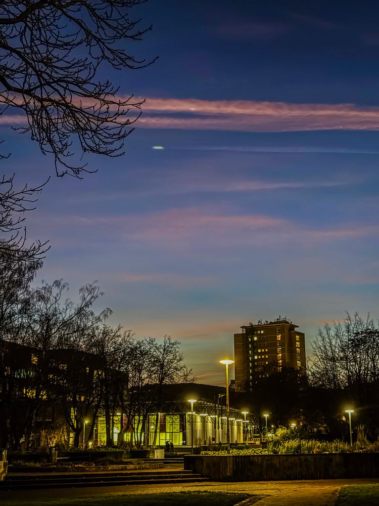 Innenstadtcampus im Dämmerlicht mit rosa Wolken